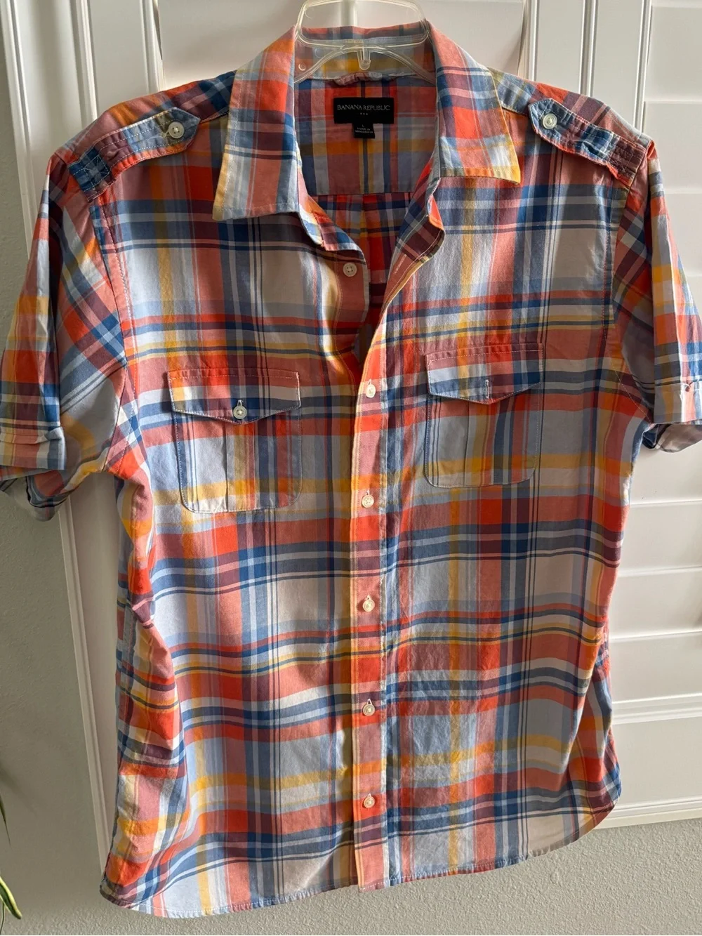 Banana Republic men’s Large madras plaid short sleeve button-down camp shirt